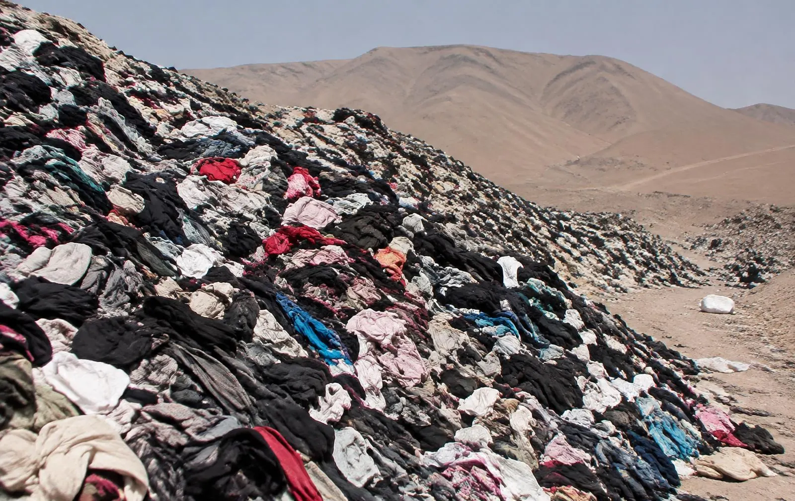 Montanha de roupa descartada no deserto do Atacama